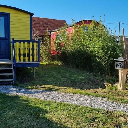 Villa Roulotte Et Jacuzzi De Rachel Au Domaine Du Reuze Winnezeele Exterior foto