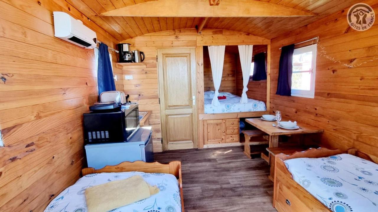 Villa Roulotte Et Jacuzzi De Rachel Au Domaine Du Reuze Winnezeele Exterior foto