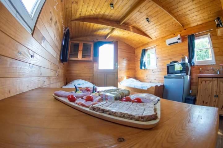 Villa Roulotte Et Jacuzzi De Rachel Au Domaine Du Reuze Winnezeele Exterior foto